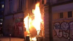 Во Франции протестующие подожгли полицейский участок