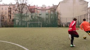 5 ЛЕГКИХ СПОСОБОВ  ОБЫГРАТЬ ЗАЩИТНИКА СПИНОЙ | Футбольные финты обучение