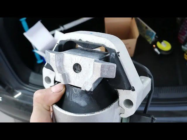 AUDI A6 C7 CYGA TFSI вибрация при работающем ДВС и в движении, замена гидроопор двигателя.
