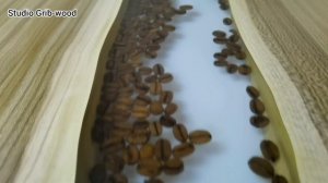 стол река с кофейными зернами из эпоксидной смолы и слэба дуба с