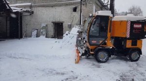 Пример уборки зимой - многофункциональная уборочная машина Sweeper ММК 1500