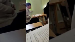 Училка орет на учеников(на самом деле за дело)