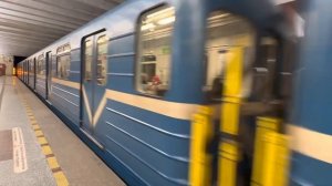 Метропоезд(81-540.2/541.2) пришелец прибывает на станцию спортивная(фпл) метро спб