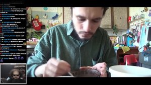Бэбэй смотрит обзор на калового барабашку от Толяна. (Грибной крем-суп)