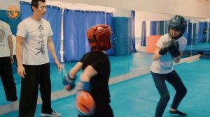 Тренировка по кунгфу для детей с мастером из Китая Хуан Тайчэном