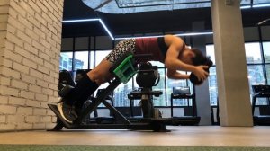 Гиперэкстензия с весом у головы