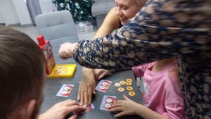 Жадная бабуля ! Раскрути бабулю игра ! Милана играет в игру ! Новый год 2024!