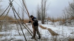 Как построить шалаш из тростника / Домик в лесу / Костер в шалаше .