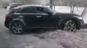 Infiniti FX35 в снегу Кто победит снег или паркетник