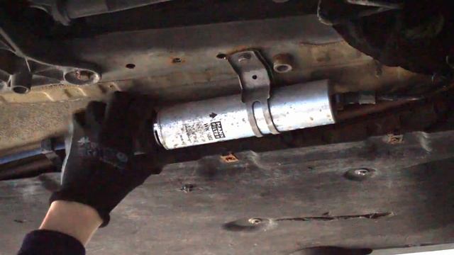 BMW 1-Series E87 fuel filter replacement (maintenance service) смотреть онлайн