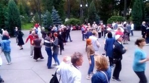 167. Уеду я навсегда. Танцуем ретро танцы в парке горького Харькова. Танцы под танцевальную музыку.