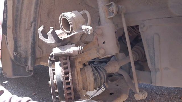 Toyota Rav4. Замена передних тормозных колодок на Toyota Rav4 смотреть онлайн