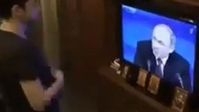 Вместо чтоб поесть, помыться,   Уколоться и забыться   Вся безумная больница   У экранов собралась