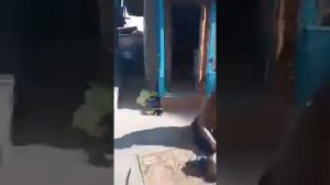 Замёрз два мальчика в холодильнике (((