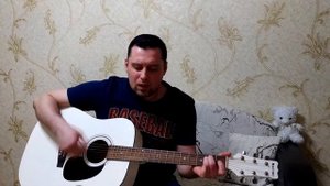 Ты стоишь одна у парапета.Классная песня под гитару.