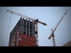 Так монтируют фасадные панели | Башенный кран Liebherr. Реновация в Москве