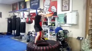 Бокс: Как улучшить работу ног в боксе ? Работа боксера на покрышке. Бой с тенью