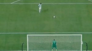 РОНАЛДУ И МЕССИ – ХУДШИЕ ПЕНАЛЬТИСТЫ. Промахи с пенальти Месси и Роналду. Футбольный топ @user-ov9v