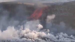 Стекающая в море и застывающая там лава уже увеличила побережье