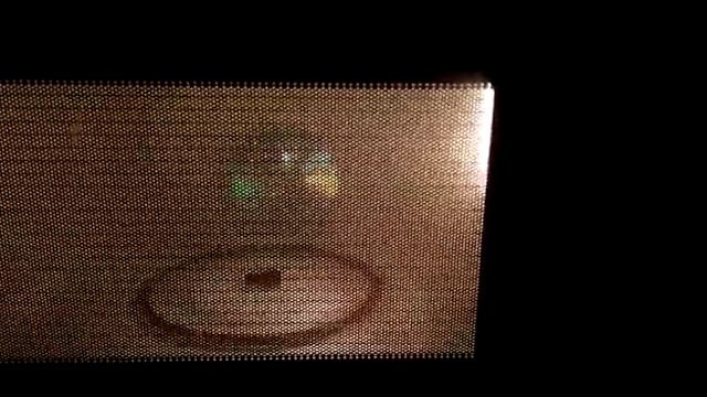 Put the CD into the microwave /وضع سي دي في الميكروويف смотреть онлайн