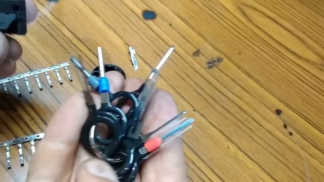 Как разобрать разъем задней двери Opel Astra H смотреть онлайн