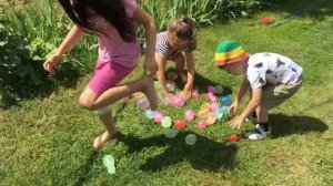 ШАРИКИ 🎈ЧЕЛЛЕНДЖ Шарики с ВОДОЙ🚿 давим НОГАМИ👣 ЗА 1 МИНУТУ Сhallenge WATER BALLOONS