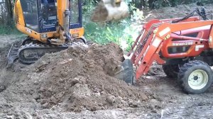 Работа минитрактора и миниэкскаватора в паре