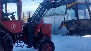 ?!ТРАКТОР Т-25!?СНОВА В ДЕЛЕ ?С ПОГРУЗЧИКОМ ?ТОРНАДО-500 ? СНИМАЕМ КАБИНУ ТРАКТОРА!!!
