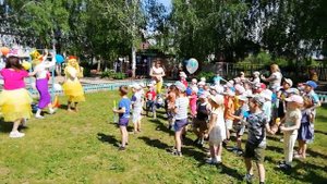 Танец по показу "Двигайся, замри!" в детском саду