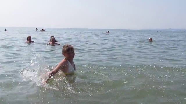 Красивая девушка.Танец в воде..