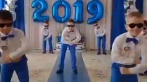 Детки на празднике чувствуют под астрал степ