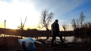 Уборка мусора на водоеме для рыбалки и отдыха. Мусоро-уборный челлендж-эстафета. 1-я серия