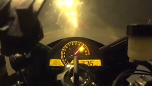 Бешеный разгон мотоцикла Honda CBR1000RR до 299 км ч, МКАД