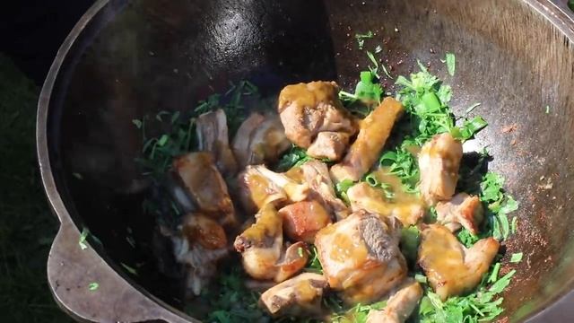 Мясо с овощами,приготовленное в казане на костре,тает во рту. Рецепт от Жоржа смотреть онлайн