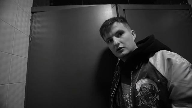 подглядывает за Дианой в туалете смотреть онлайн