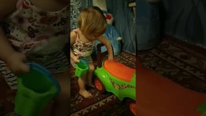 Ульяна и толокар & учимся ездить & скоро устроим гонки / Ulyana and tolokar & Learning to ride &We'