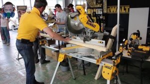 DeWALT DWS780 торцовочная пила на стойке DeWALT DE7033 XJ