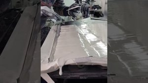 Ремонт не слабо замятой задней двери. Рихтовка, подготовка и грунт.