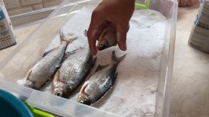 ПОСОЛ РЫБЫ В ДОМАШНИХ УСЛОВИЯХ! САМЫЙ ПРОСТОЙ И ВКУСНЫЙ РЕЦЕПТ ВЯЛЕНОЙ РЫБЫ! КАК СОЛИТЬ РЫБУ ДОМА?