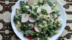 Салат с крапивой и редиской