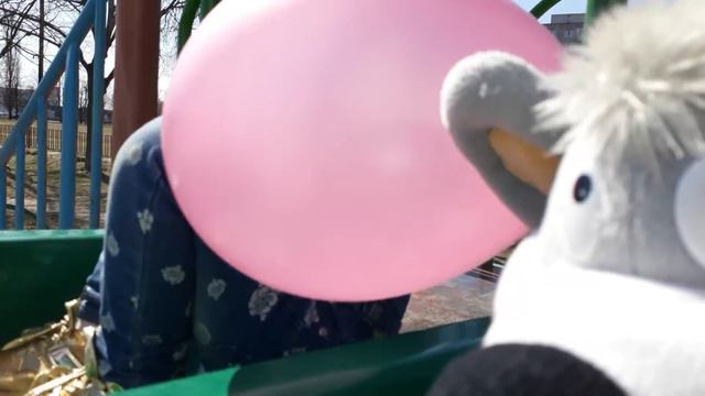 Видео для детей.Детское видео для малышей.Милана играет на площадке.