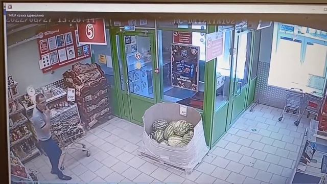 27.06.2022 года в 13.15 из магазина «Пятерочка» в п. Мелехово Похитил 74 банки Адреналин Раш. смотреть онлайн