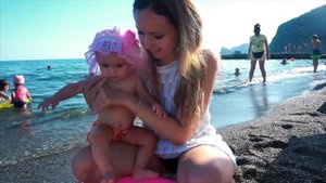 КУПАНИЕ в морской воде на ПЛЯЖЕ. Как купать МАЛЫША в надувном бассейне. МИЙЧОНОК