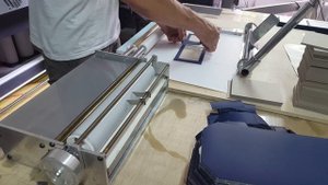 Изготовление удостоверений. Клеемазательная машина МКМ32.