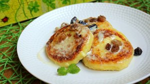 СЫРНИКИ С ИЗЮМОМ И СЛИВОЧНЫМ СОУСОМ