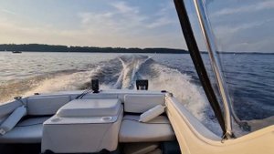 Bayliner Capri 1952 2000 3.0L Mercury in action, 2022 summer
