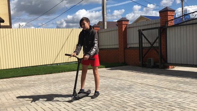 Как делать трёху на самокате #самокат #трюкинасамокате