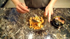 ВКУСНЕЙШИЙ САЛАТ С ФАСОЛЬЮ И СУХАРИКАМИ. Салат на Новый Год со шпротами.