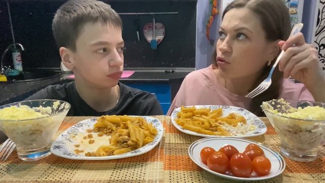 МУКБАНГ МАКАРОНЫ ПО-ФЛОТСКИ/САЛАТ с КУРИЦЕЙ и СЫРОМ/МАРИНОВАННЫЕ ПОМИДОРЫ/MUKBANG PASTA IN FLEET