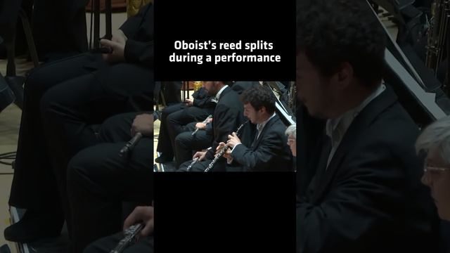 What a recovery!👏 Oboist's reed splits mid-concert